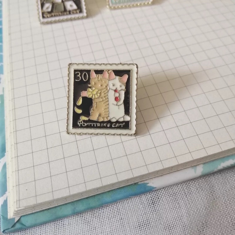Huy hiệu cài áo mèo tem thư - ginandtonic pin cài ghim cài balo