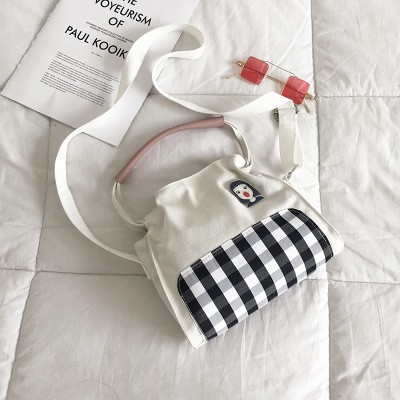 TÚI ĐEO CHÉO NỮ VẢI KẺ SỌC GẮN STICKER TT 55 | BigBuy360 - bigbuy360.vn