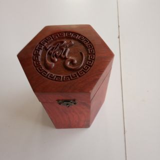 Sản phẩm là một hộp đựng trà