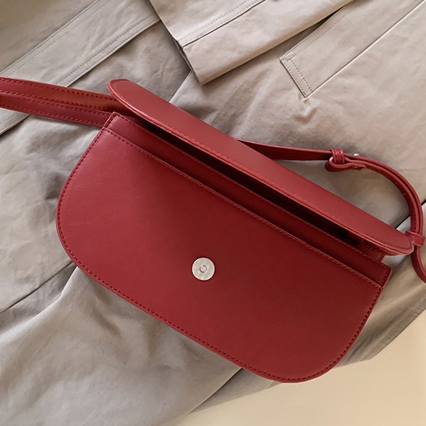 Cover type new versatile wine red single shoulder underarm bag simple women's bag leisure retro cross saddle bag girls' club bag boutique bag side backpack / shoulder Backpack Tote Bag