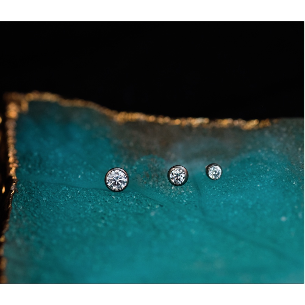 Khuyên tai Titan F136 chuẩn ASTM mặt đá - Crystal Ball Titanium