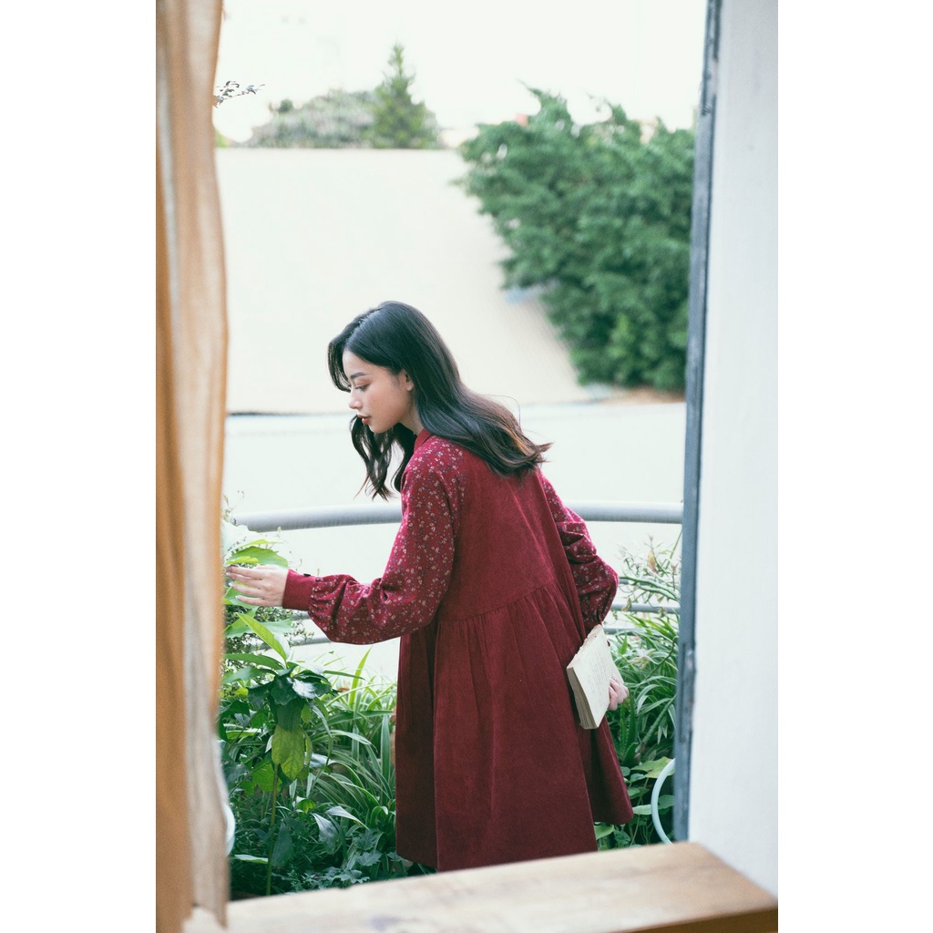 Váy nhung đỏ MADELEN dáng cổ sen phối hoạ tiết hoa | BigBuy360 - bigbuy360.vn