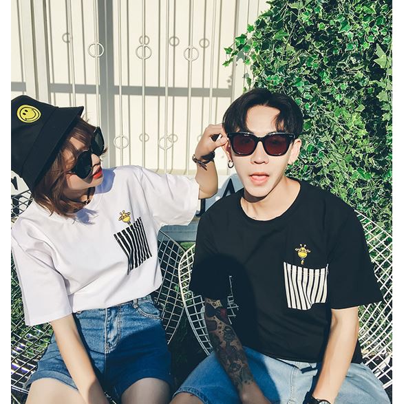Áo thun unisex túi ngực tay lỡ , túi ngực in mã sọc kết hợp in hình hươu ở lưng cá tính
