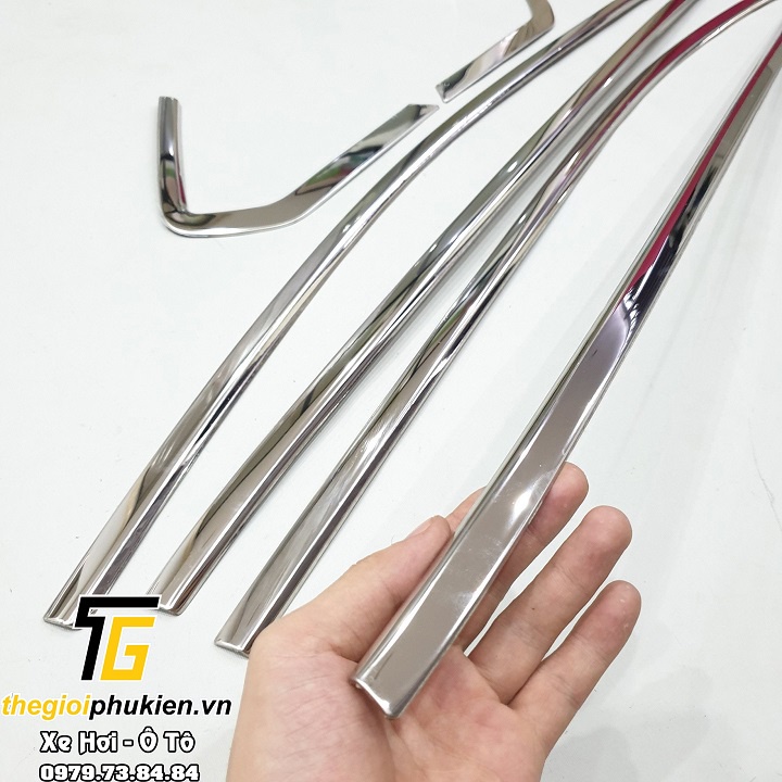 Nẹp viền chân kính, cong kính xe Hyundai Grand i10 2021-2023 chất liệu Inox sáng bóng