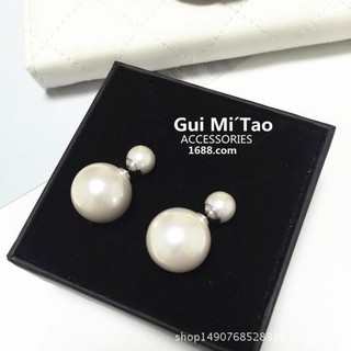 Khuyên tai ngọc sát tai