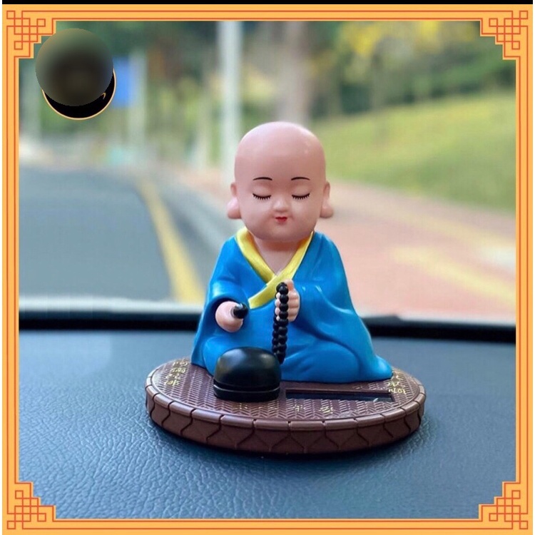 Tượng chú tiểu gõ mõ, tụng kinh bằng năng lượng mặt trời