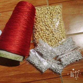 Com bo hạt dâu +chỉ dù đỏ cuộn to làm vòng dâu tằm