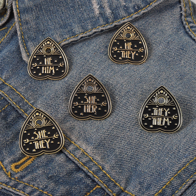 Ghim cài áo QIHE JEWELRY hình trái tim tráng men in 5 kiểu chữ làm quà tặng cho bạn bè