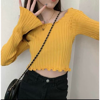 Áo croptop vàng trễ vai