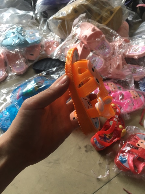 Dép tập đi , sandal trẻ em kêu chíp chíp
