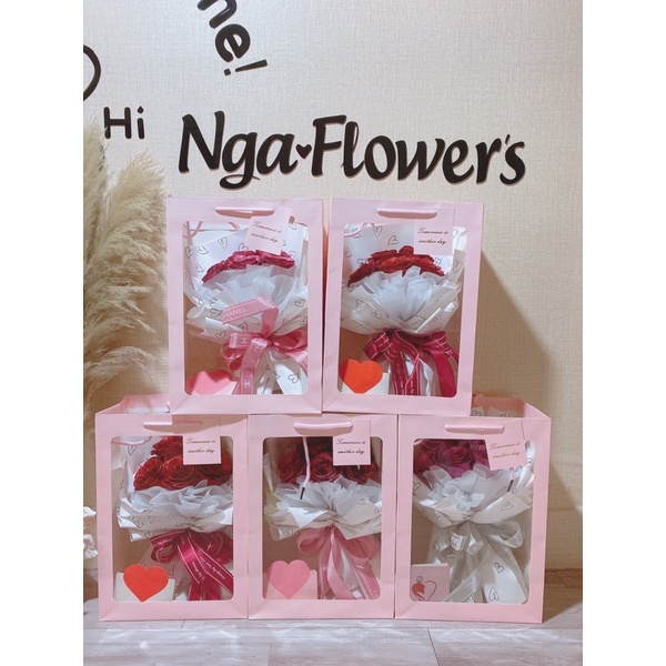 Bó Hoa Kèm Túi Xách Chữ Và Thiệp