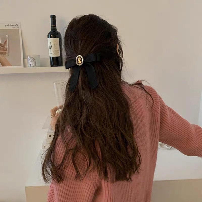 Kẹp Tóc Hình Nơ Viền Châu Chân Dung Nữ - Vani Store [PKT00257]