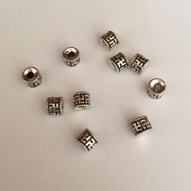 Charm cống nhỏ mic vòng