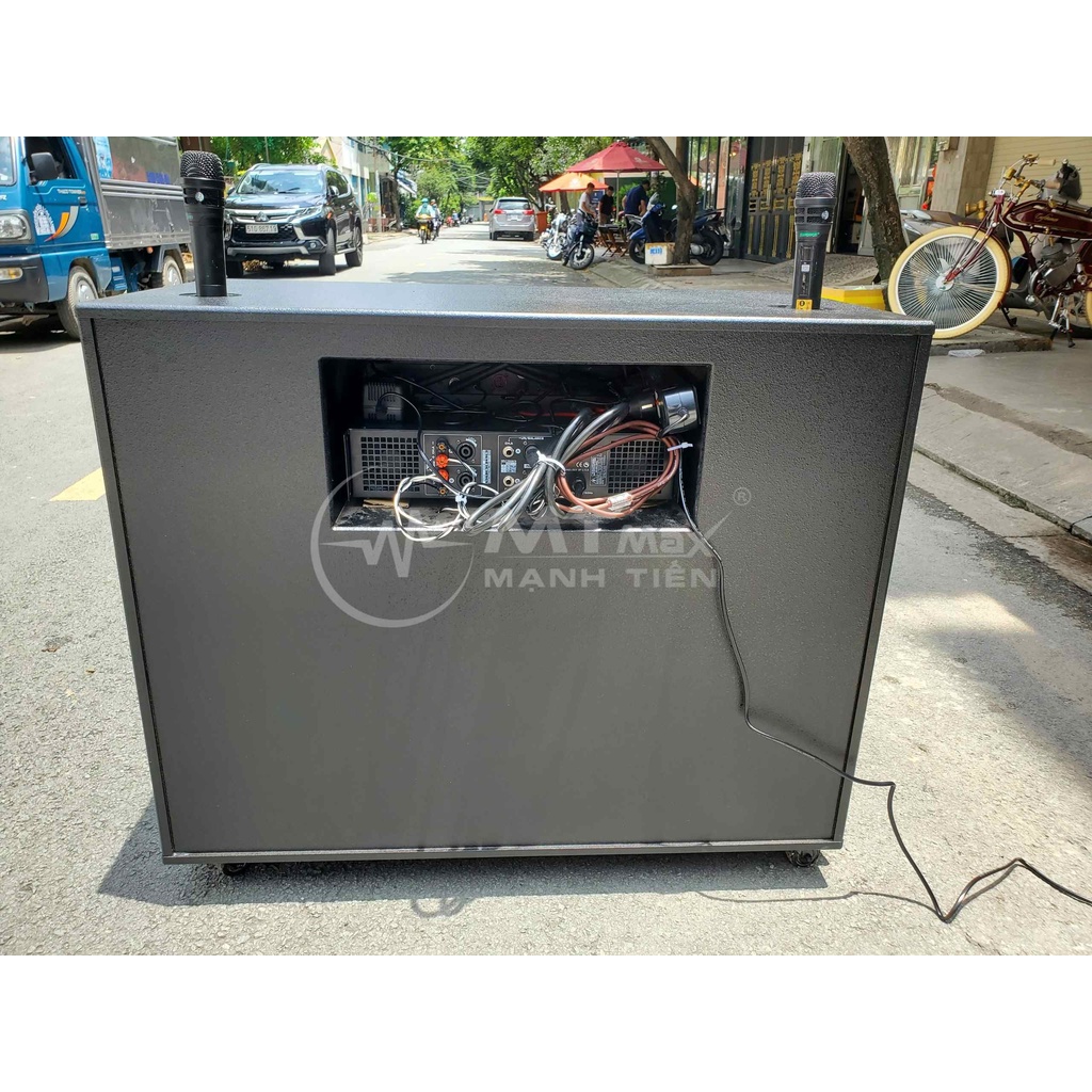 Loa kéo MTMAX 1102 công suất khủng karaoke tích hợp. Loa công suất cực lớn thiết kế với màu sắc chính là nâu vàng đồng.
