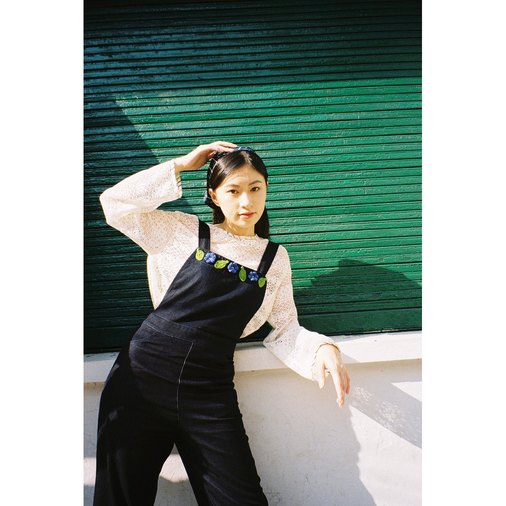 [Mã WABRHI5 giảm 15% đơn 599K] Yếm quần dài vải denim xanh đen đính hoa lá làm bằng len | BigBuy360 - bigbuy360.vn