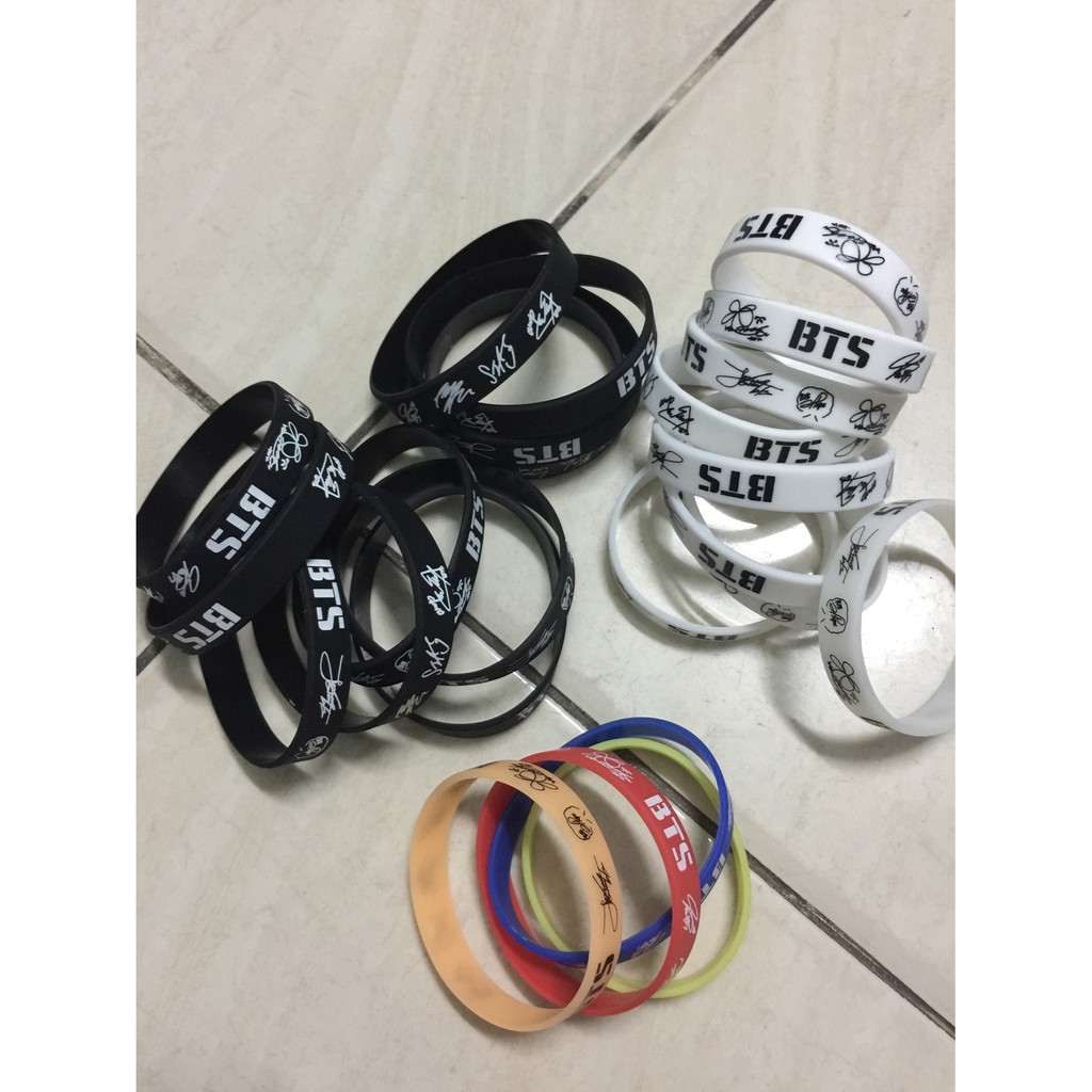 Combo 1 Vòng tay cao su in chữ BTS và 1 móc khóa in hình BTS