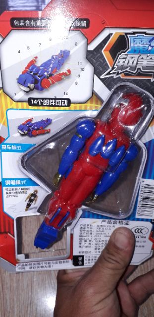 Một cái Mô hình robot chạy chớn trên đường đua bằng nhựa rất