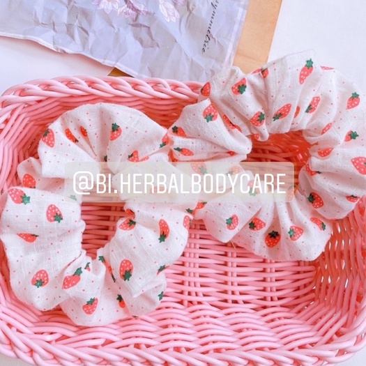 [Handmade] Scrunchies vải cột tóc tiểu thư xinh xắn họa tiết quả dâu nhí
