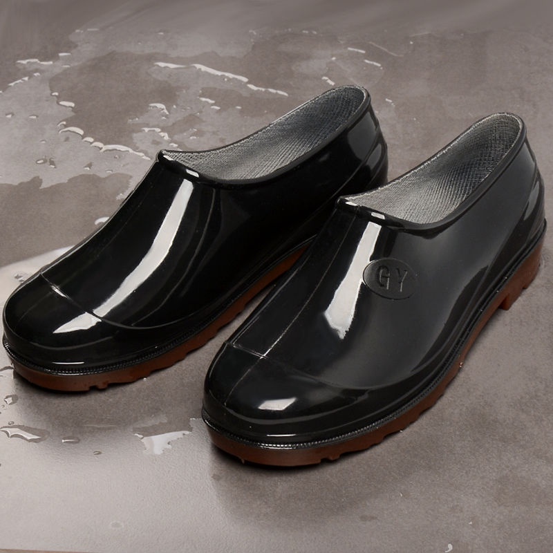 Giày bốt cổ thấp màu đen chống trượt đi mưa cho nam 8.31