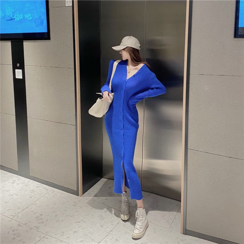 The new autumn and winter style comes with a thickened coat to show the figure, a knitted dress, a cardigan, a waist bag, a tight buttock, a skinny skirt.