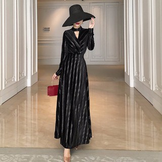 Đầm Nhung Dài Cổ Yếm