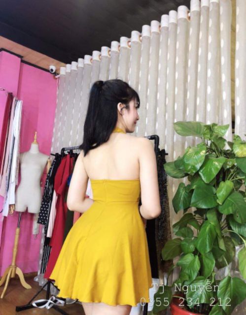 Đầm xòe cổ yếm