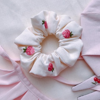 scrunchies trắng thêu dâu hồng 4 trái