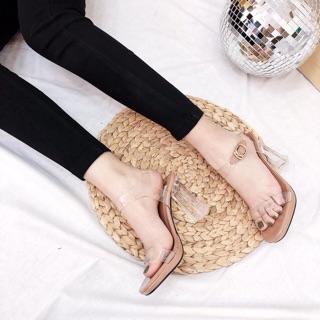 Sandal quai trong