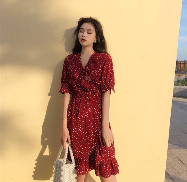 Đầm bi đỏ đắp tà quyến rũ