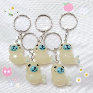 Móc khóa poly dạ quang - Hải cẩu trắng, có gắn chuông loại đẹp