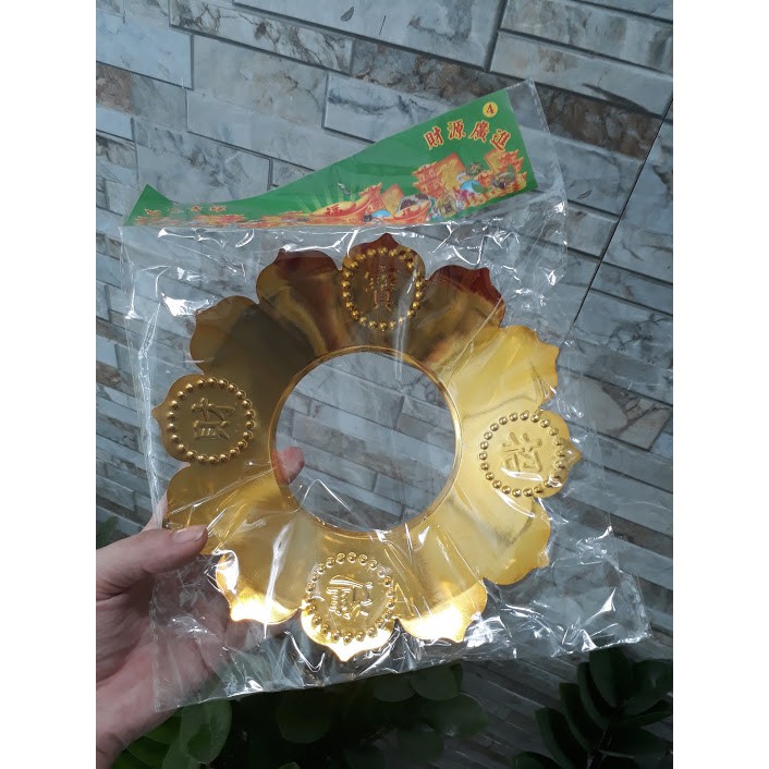 Vòng hoa đặt trên lư hương