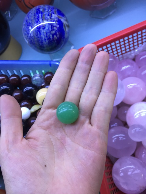 Quả cầu Đá T.A nhí 50gram tặng kèm đế gỗ nhiều màu chế tác thủ công hoàn toàn thiên nhiên