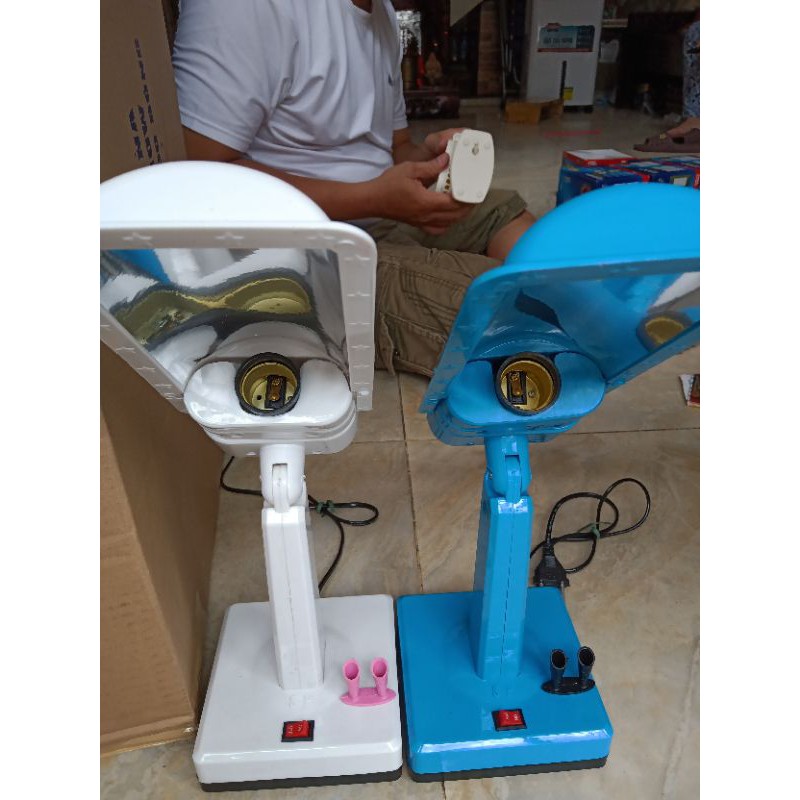 Đèn  bàn  học  sinh .