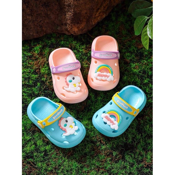 Sục cho bé trai bé gái- Dép cho bé đi êm chân ko trơn trượt nhiều màu sắc- sticker khủng long cầu vồng ngộ nghĩnh SUC618