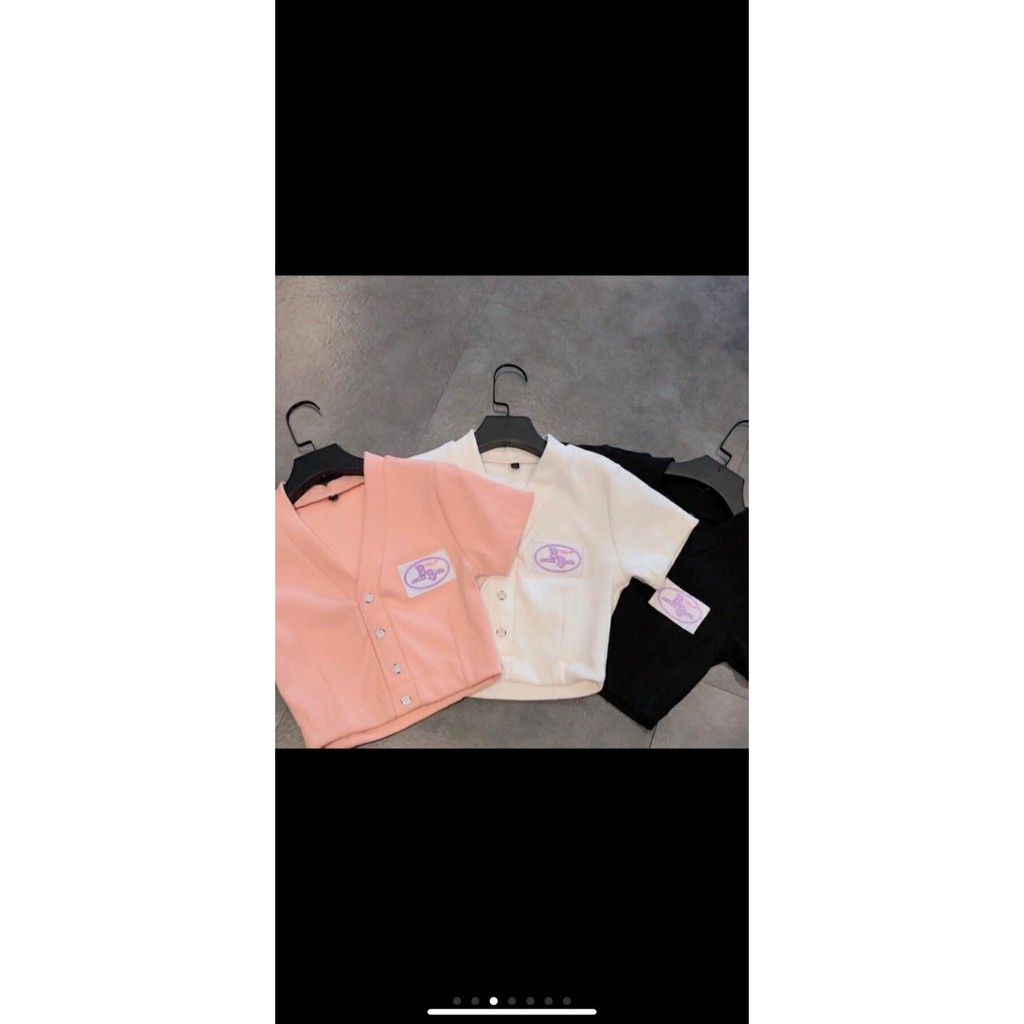 Áo Thun Form Croptop Kiểu Cổ V Phói Nút Kèm Logo In Kiểu Phá Cách TTS0885