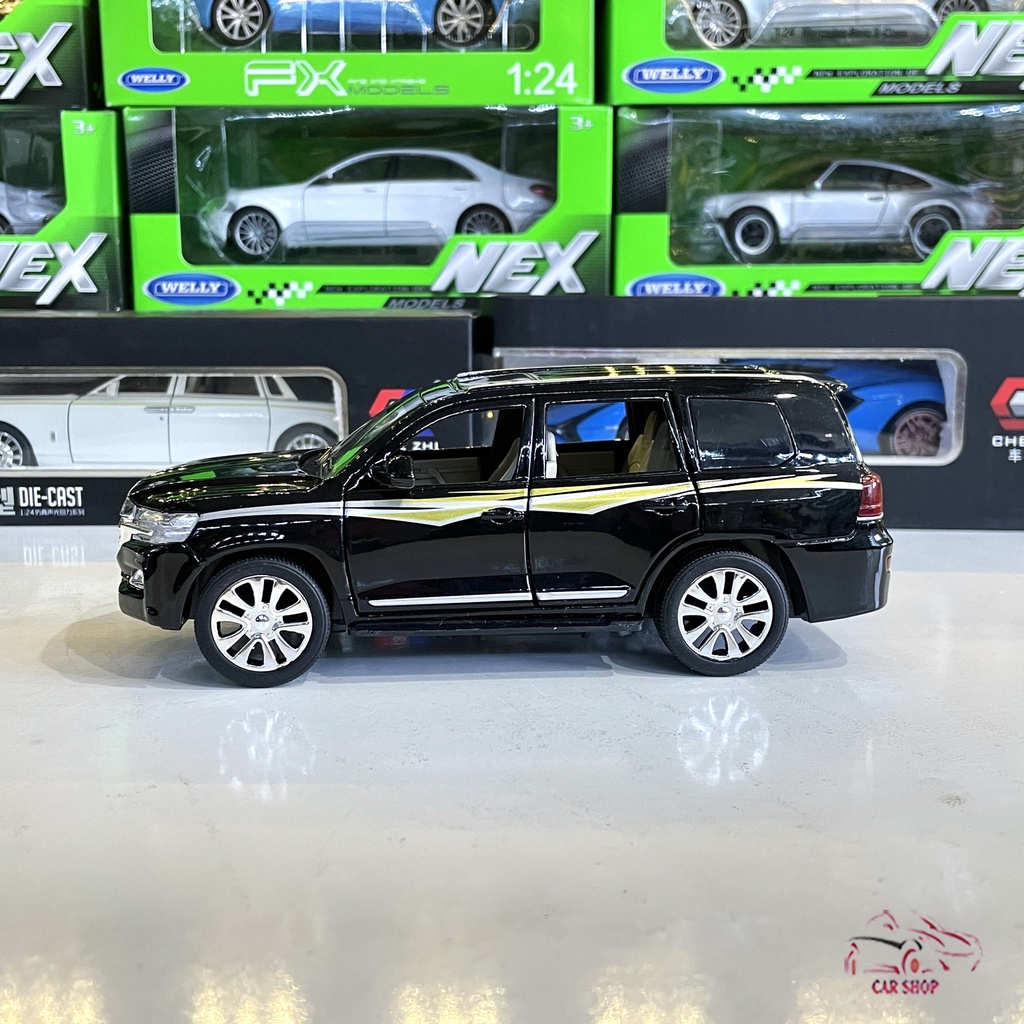 Xe mô hình hợp kim Toyota Landcruiser V8 tỉ lệ 1:24 hãng XLG màu đen