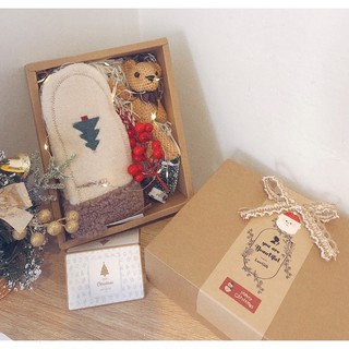 Hộp quà Noel gồm gang tay + gấu + cây thông