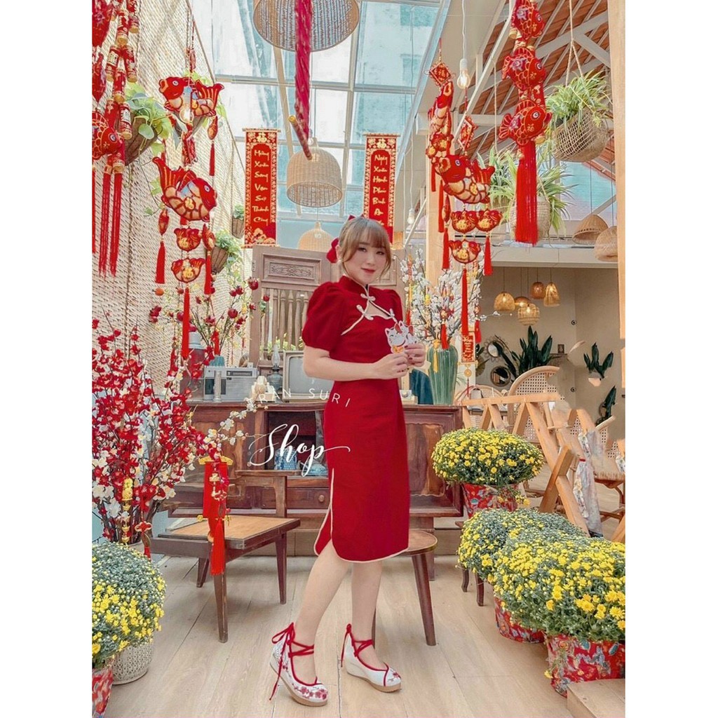 Đầm Đỏ Cổ Tàu, Sườn Xám Cách Tân Cut Out Viền Ngực Xẻ Đùi Phối Cúc Tàu Trang Trí Thời Trang Xuân Xinh Xắn. | BigBuy360 - bigbuy360.vn