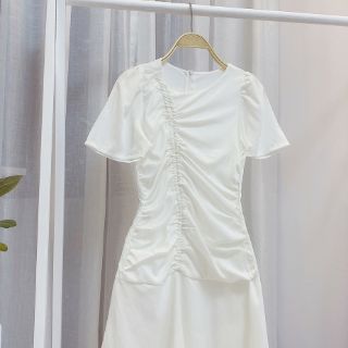 ĐẦM TRẮNG ĐUÔI CÁ NHÚN THÂN