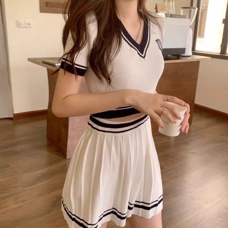 Set Áo Croptop Và Chân Váy Xếp Ly Trắng Sọc Viền Xinh Xắn