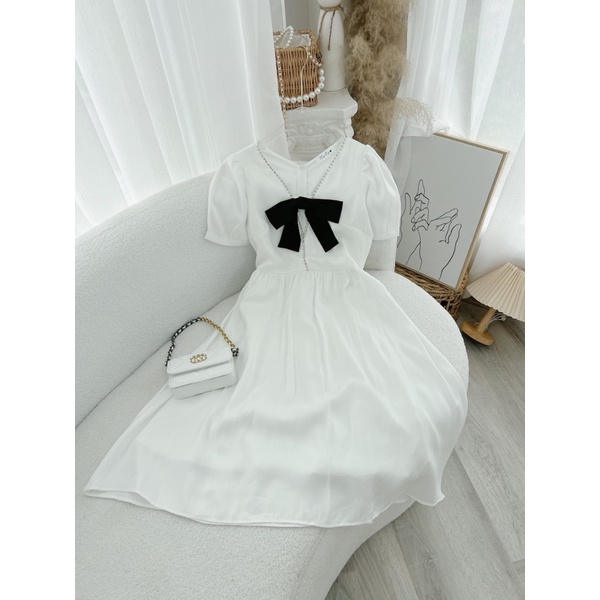 ĐẦM MIDI TRẮNG CỔ V NƠ ĐEN CHẠY HẠT ĐÁ