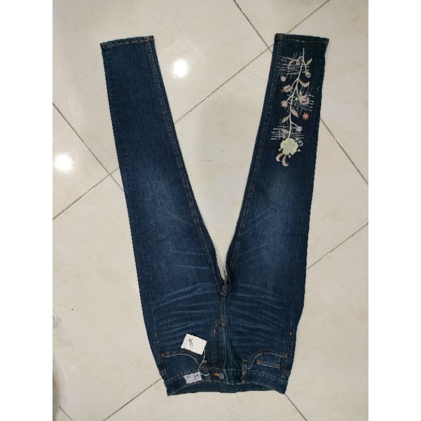 Quần jean thêu William VNXK