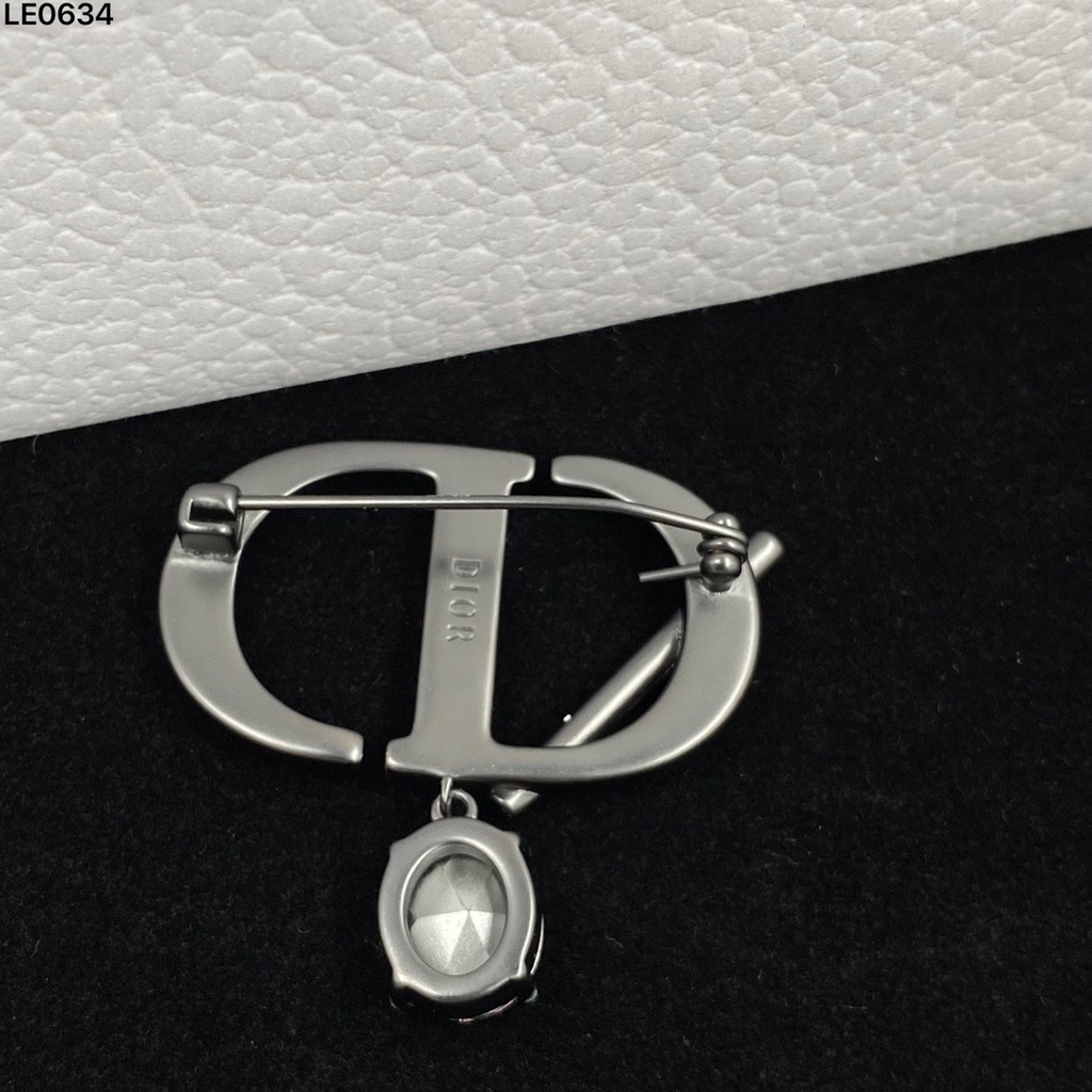 Ghim Cài Áo Họa Tiết Chữ Dior Thời Trang Thanh Lịch