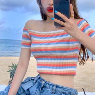 Áo croptop trễ vai Lisa