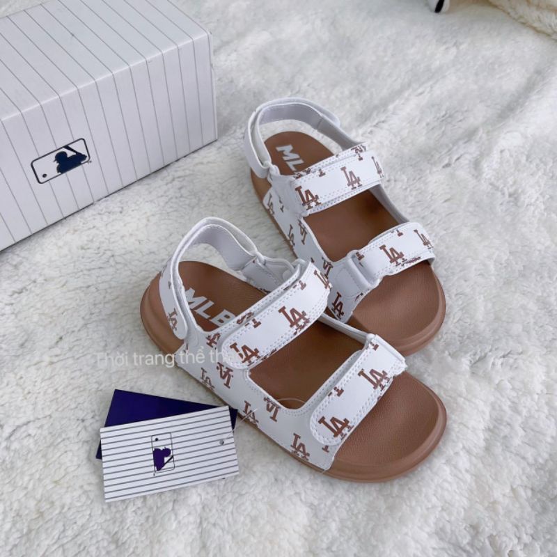 Dép sandal mới nhất hot hit phù hợp đi chơi, đi học.