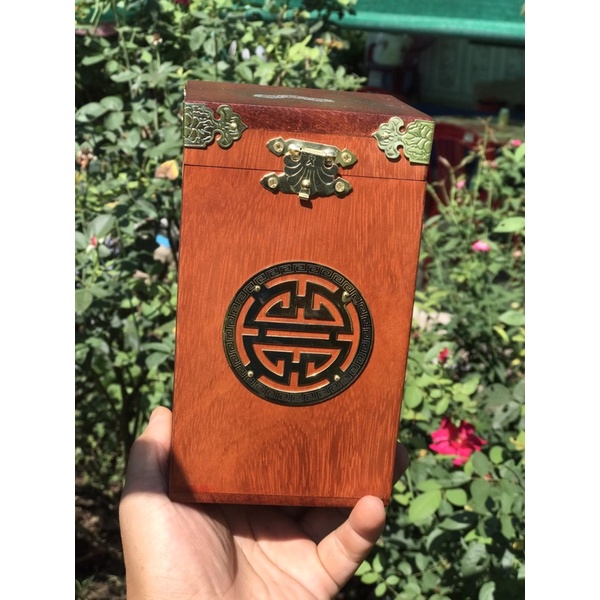 Hộp đựng chè làm từ gỗ hương , bách xanh thơm gồm nhiều kiểu dáng: vuông, tròn,lục giác. Bảo quản chè để bảo vệ sức khoẻ