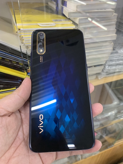 ViVo S1. Máy đẹp màu xanh đen, lưng 3d. Baoe hành hãng còn tầm 7-8 tháng. Ram 6g + bộ nhớ 128g, vân tay + nhận diện mặt