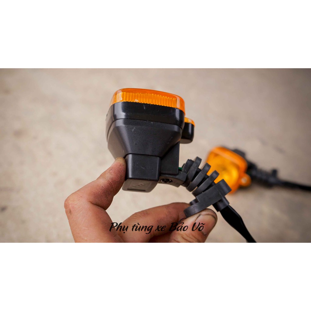 1 cặp xi nhan vuông cào cào chống gãy