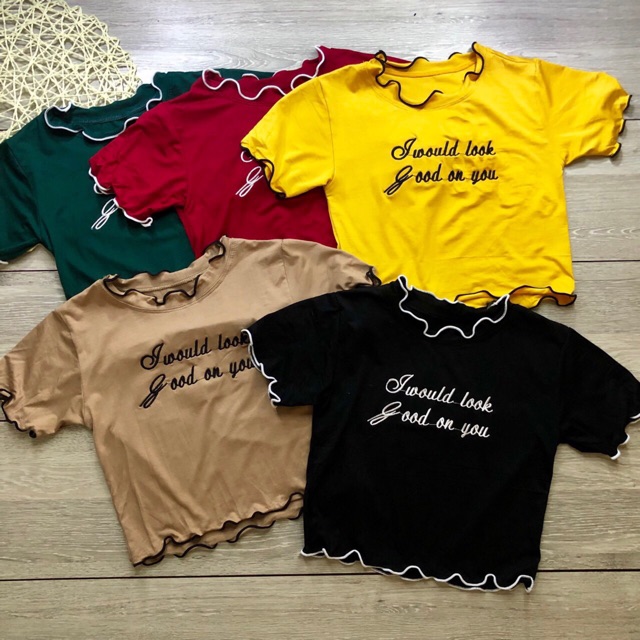Áo croptop viền bèo thêu chữ | BigBuy360 - bigbuy360.vn