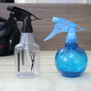 Bình xịt nước để cắt tóc